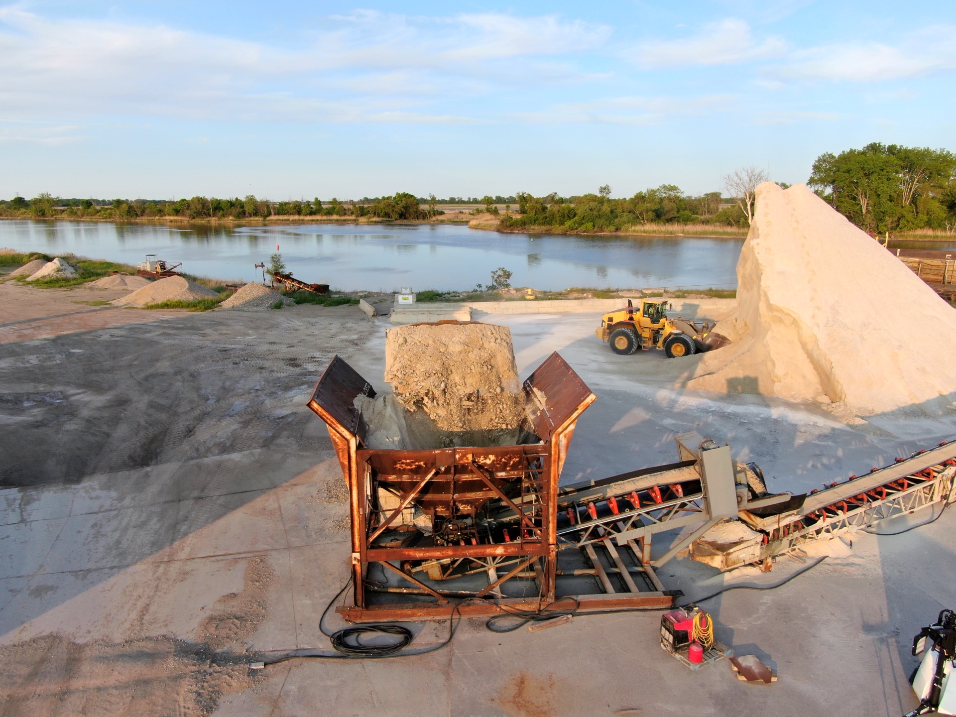 Conveyor and hopper loading bulk material at Zilwaukee waterfront